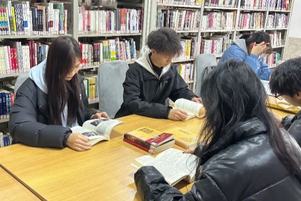必赢242net官网经济学院：图书馆里的自律风景，学风与感恩教育的生动实践