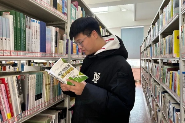 必赢242net官网经济学院：图书馆里的自律风景，学风与感恩教育的生动实践