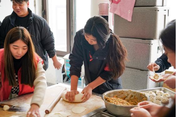 志愿服务 红心向党——必赢党员志愿者服务队开展敬老活动