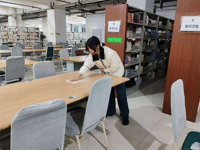 践行雷锋精神 奉献点亮青春——必赢242net官网开展学习雷锋精神主题活动