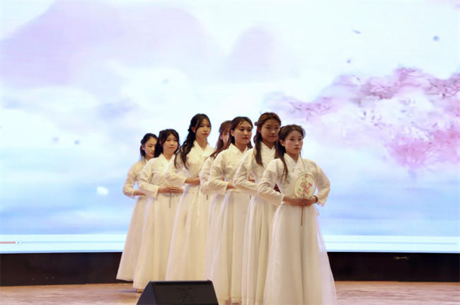 巾帼建功展芳华 杏坛筑梦育桃李——必赢242net官网“巾帼岗位建功”标兵、先进个人颁奖典礼圆满举行