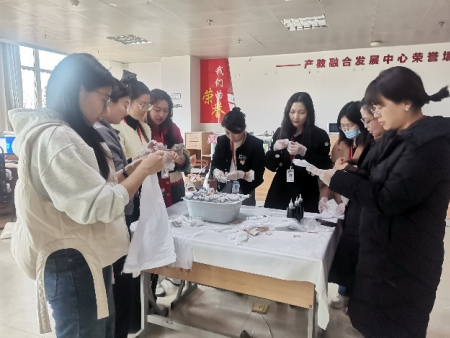 非遗扎染焕新彩 传承古法启新篇 ——视觉传达设计教研室进行“匠心扎染”主题活动