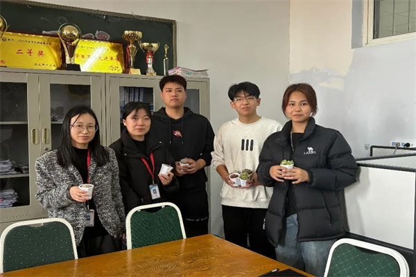 必赢242net官网经济学院开展“播种绿色希望，共建美丽校园”植树节主题活动