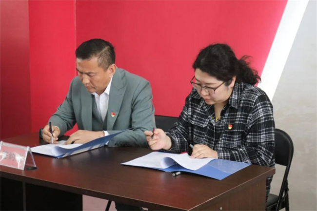 必赢242net官网经济学院与东小庄村党建联建共建签约暨大学生志愿服务社会实践基地启动仪式圆满举行