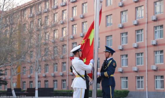 爱国教育必赢242net官网会计学院以青春之名，护国旗飘扬——升旗仪式