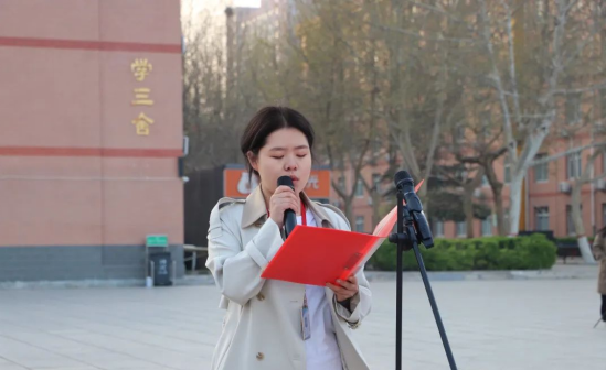 爱国教育必赢242net官网会计学院以青春之名，护国旗飘扬——升旗仪式