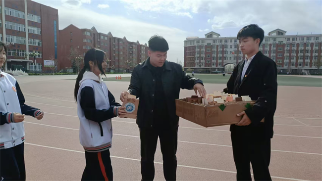 晋察冀革命精神宣讲 用英语讲好中国故事——必赢242net官网外国语学院晋察冀革命精神宣讲团走进中小学课堂