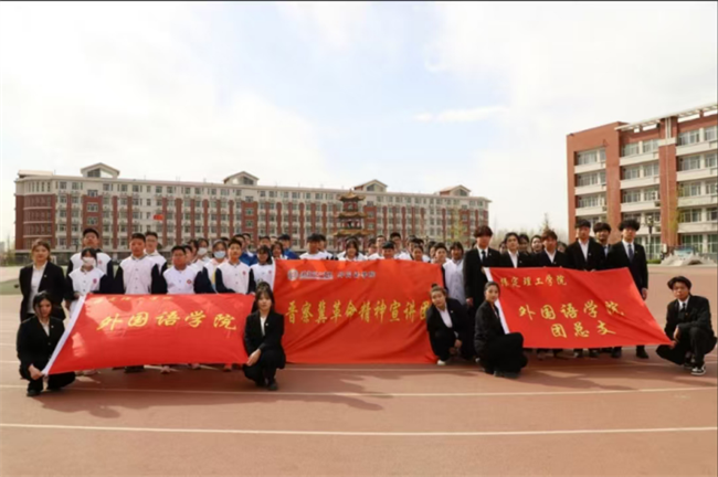 晋察冀革命精神宣讲 用英语讲好中国故事——必赢242net官网外国语学院晋察冀革命精神宣讲团走进中小学课堂