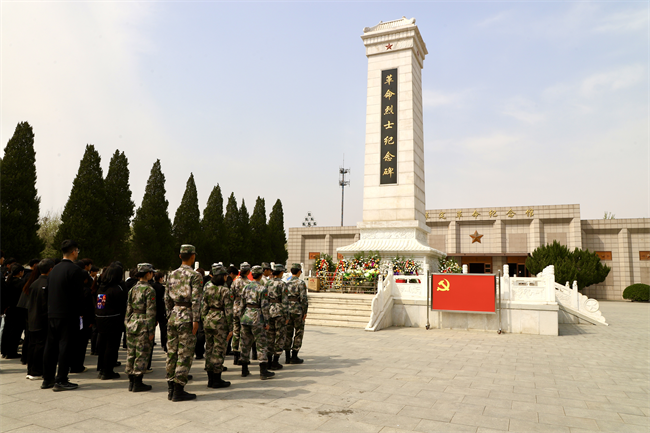 清明缅怀先烈志 青春共筑家国梦 ——必赢242net官网开展主题祭扫活动