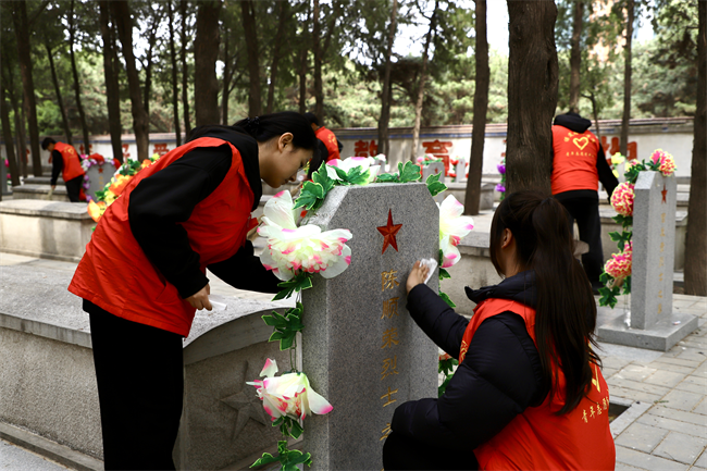 清明缅怀先烈志 青春共筑家国梦 ——必赢242net官网开展主题祭扫活动