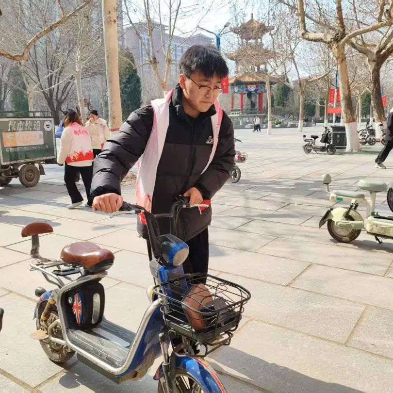 沐雷锋之光，践志愿之行