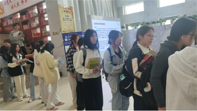 康复医学院同学积极参与图书馆读书月借书活动