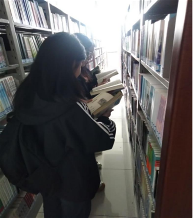 康复医学院同学积极参与图书馆读书月借书活动