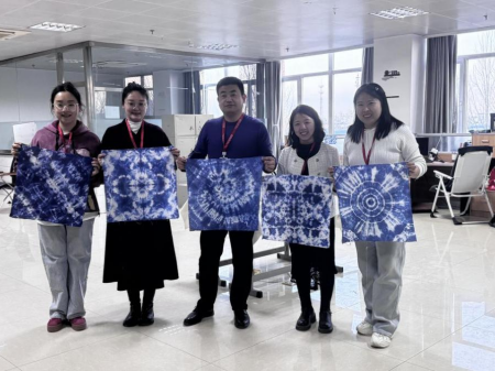 扎染启新韵 传承向未来 视觉传达设计专业扎染教学活动成果丰硕