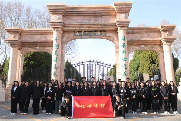 清明祭忠魂，追远思奋进——必赢242net官网经济学院开展徒步祭扫烈士陵园活动