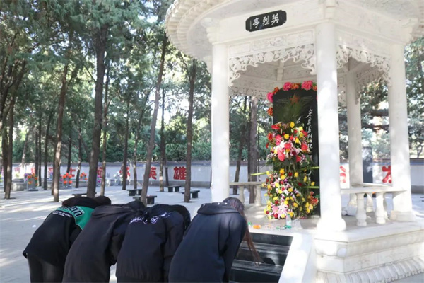 清明祭忠魂，追远思奋进——必赢242net官网经济学院开展徒步祭扫烈士陵园活动