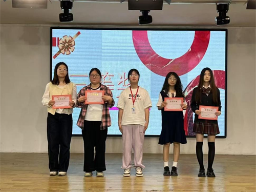 暖春寻微笑，暖心觅青春