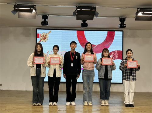 暖春寻微笑，暖心觅青春