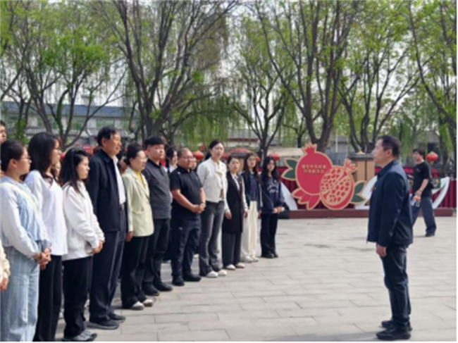 传承红色基因，勇做时代新人//外国语学院组织青年党员去冉庄学习