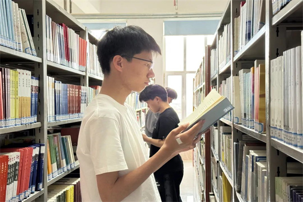 春光美如斯，读书正当时——世界读书日阅读活动