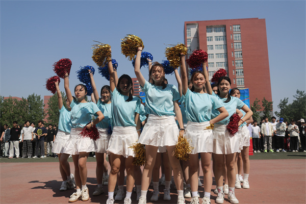 “康”体赋能展活力 “经”英逐梦共燃情——经济学院联合康复医学院共同举办4*100M激情接力比赛