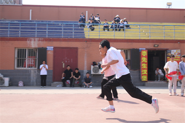 “康”体赋能展活力 “经”英逐梦共燃情——经济学院联合康复医学院共同举办4*100M激情接力比赛