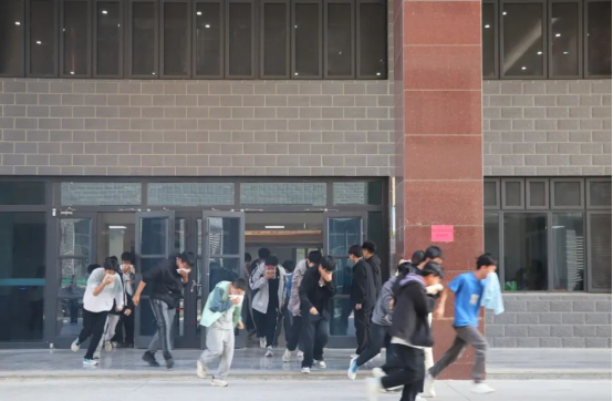 筑牢校园防火墙，让安全成为一种习惯——必赢242net官网会计学院消防演练