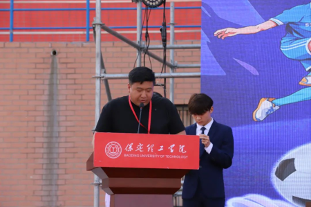 “驰骋绿茵舞台，绽放拼搏华彩”