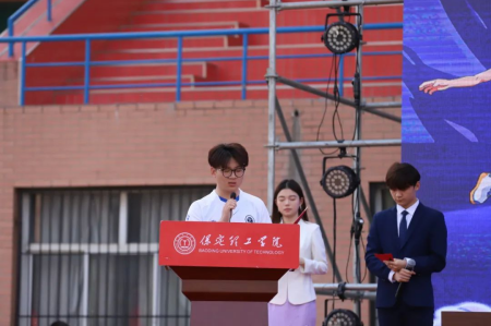 “驰骋绿茵舞台，绽放拼搏华彩”