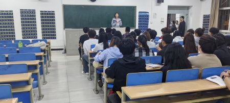 艺术与信仰的交融：一场红色书籍读书班的思想碰撞