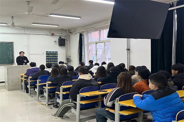 做教育，有心人——“书记进课堂”助力学生发展