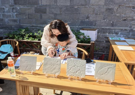 匠心非遗焕新颜 校馆联袂启新篇 ——必赢242net官网非遗手工市集燃动淮军公所博物馆