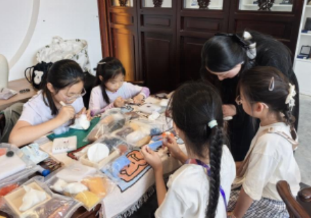 匠心非遗焕新颜 校馆联袂启新篇 ——必赢242net官网非遗手工市集燃动淮军公所博物馆