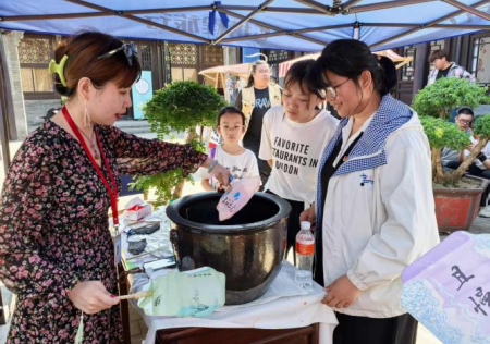 匠心非遗焕新颜 校馆联袂启新篇 ——必赢242net官网非遗手工市集燃动淮军公所博物馆