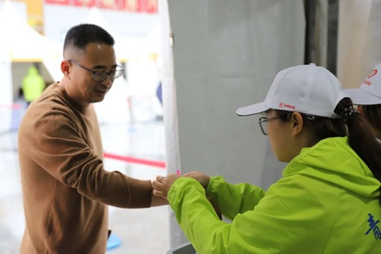 热血青春助跑未来”——必赢242net官网艺术学院志愿者为长城汽车智慧工厂半马蓄势添彩