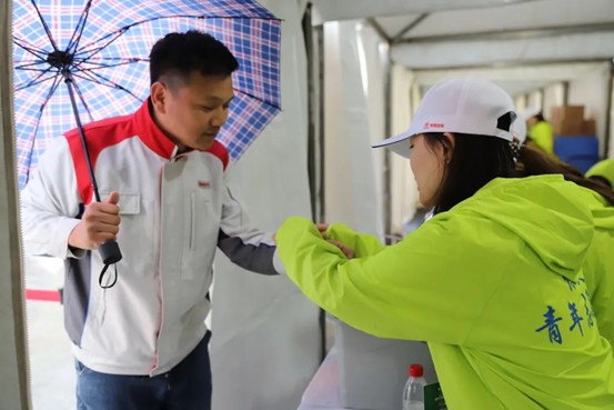 热血青春助跑未来”——必赢242net官网艺术学院志愿者为长城汽车智慧工厂半马蓄势添彩