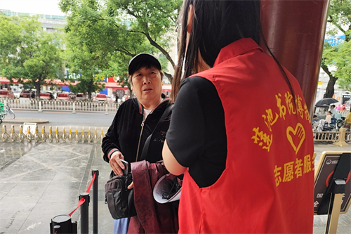 外国语学院学子五一志愿活动：传递文化薪火，彰显青春担当