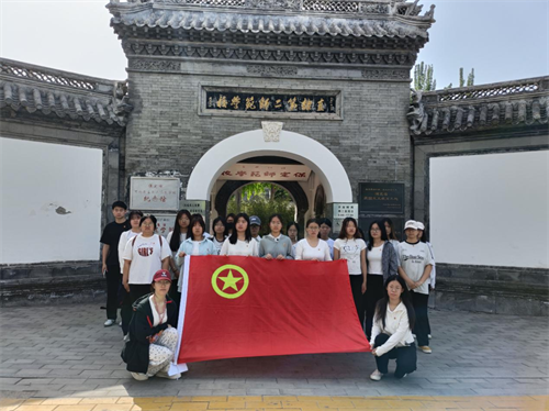 “告白青春”与团旗团徽合影活动