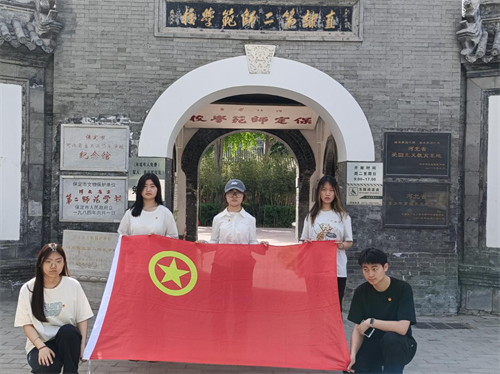 “告白青春”与团旗团徽合影活动