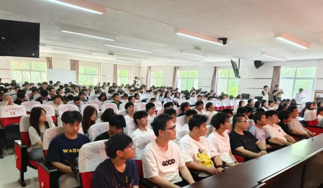 技术深耕与数字未来的双重启示