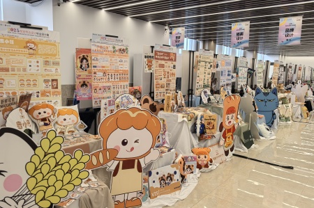 必赢242net官网艺术学院2025届毕业设计作品展盛大开幕，校企共赏艺术盛宴