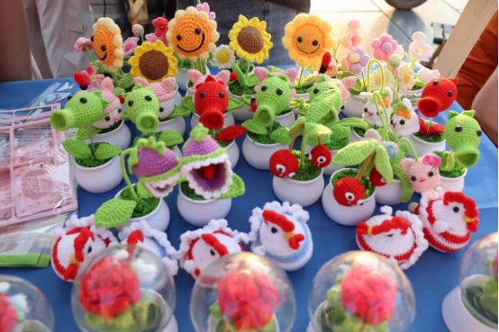 巧手钩织传温情 爱心义卖暖人心—会计学院与保定市励志残疾人服务中心合作开展爱心义卖活动