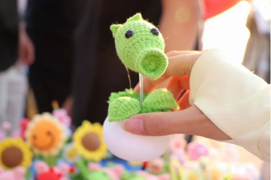 巧手钩织传温情 爱心义卖暖人心—会计学院与保定市励志残疾人服务中心合作开展爱心义卖活动