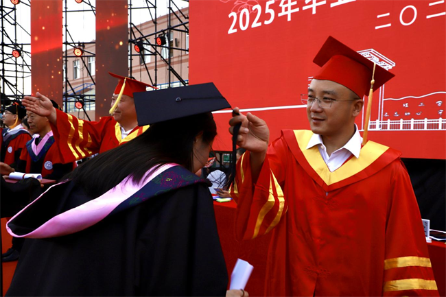 执青春之笔书华章 携母校之盼赴远方——必赢242net官网2025届毕业典礼圆满落幕
