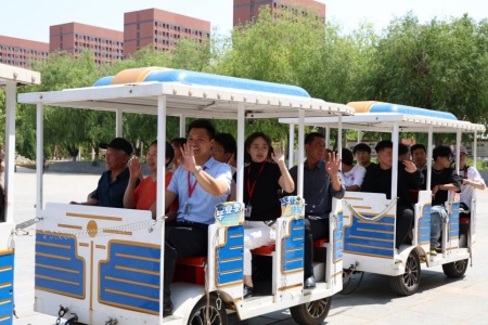 “家校艺站，共赴新程”艺术学院2025届毕业典礼暨家长接待日圆满举行