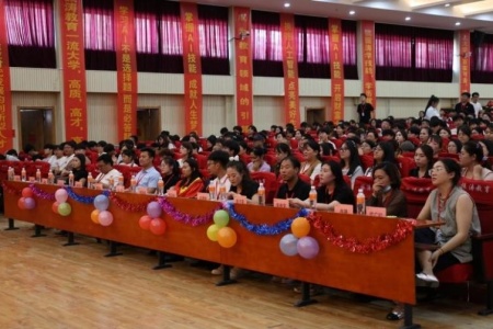 “拨穗正冠 礼成芳华”艺术学院2025届毕业典礼暨学位授予仪式完美收官