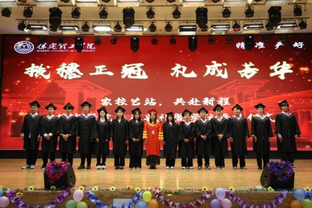 “拨穗正冠 礼成芳华”艺术学院2025届毕业典礼暨学位授予仪式完美收官