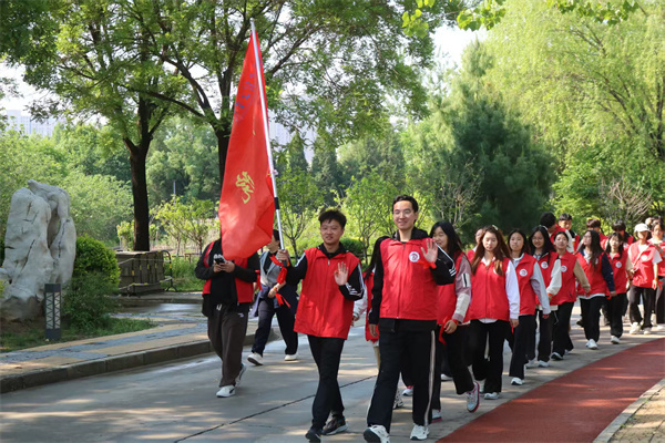 经济学院学生积极参与保定市红十字会2025第七届公益徒步行