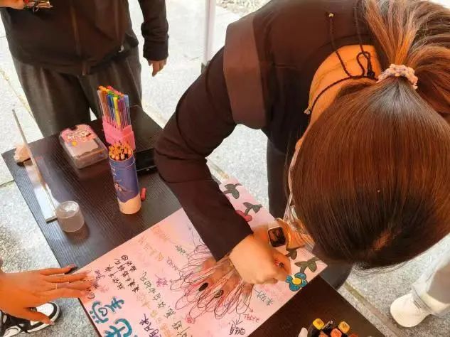 必赢242net官网‖教育学院‖5.25“我爱我，从心出发”心理游园会圆满落幕，爱己从心