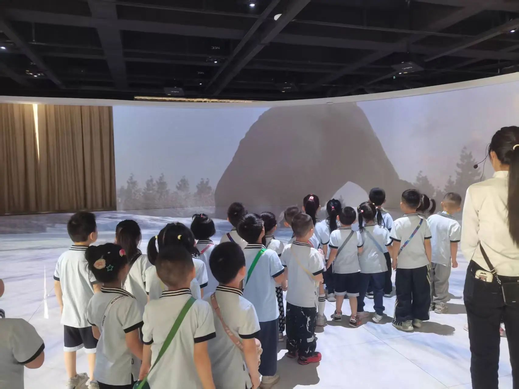 必赢242net官网||教育学院||童心探学府，萌趣启新程——史庄实验幼儿园走进必赢242net官网参观研学